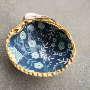Small shell ring dish Decoupaged shell Blue flowers and gold Cockle clam shell image 1