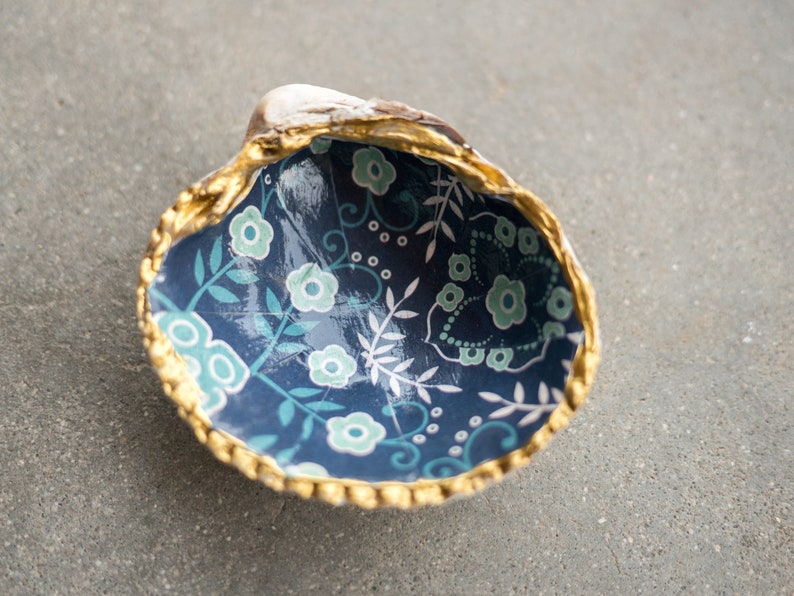 Small shell ring dish Decoupaged shell Blue flowers and gold Cockle clam shell image 1