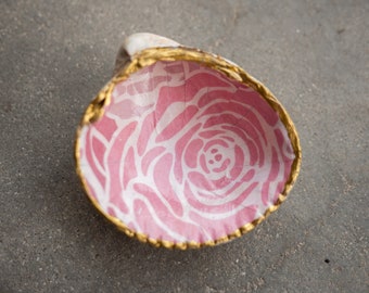 Small shell ring dish - Decoupaged shell - Pink roses and gold - Cockle clam shell