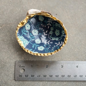 Small shell ring dish Decoupaged shell Blue flowers and gold Cockle clam shell image 3