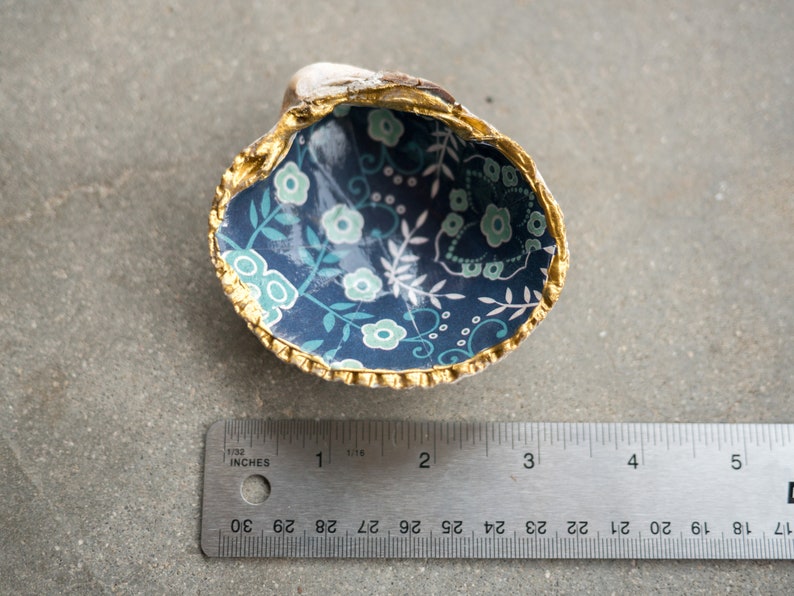 Small shell ring dish Decoupaged shell Blue flowers and gold Cockle clam shell image 3
