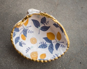 Small shell ring dish - Decoupaged shell - Lemons - Yellow, blue and gold - Cockle clam shell