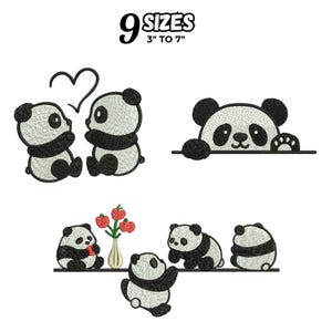 Könnte beinhalten: Gestickte Panda-Bär-Designs in verschiedenen Posen, darunter ein Paar mit einem Herz, ein Panda, der über eine Kante schaut, und Pandas mit einer Vase mit Blumen. Der Text "9 GRÖSSEN 3" BIS 7"" befindet sich oben.