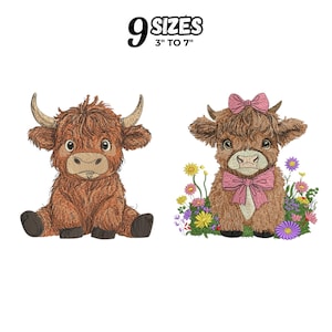 Puede incluir: Dos diseños bordados de vacas de las Tierras Altas. Una vaca está sentada, la otra tiene un lazo rosa y está rodeada de flores. El texto superior dice "9 Tamaños 3" a 7"", indicando los tamaños disponibles para el bordado.