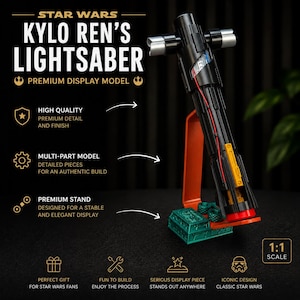 Op de afbeelding: Een Kylo Ren's lichtzwaard displaymodel. Het zwarte lichtzwaard heeft zilveren accenten en een rood lemmet. Het wordt weergegeven op een oranje standaard met een groene basis. De tekst op de afbeelding luidt "Star Wars Kylo Ren's Lightsaber Premium Display Model".