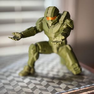 Puede incluir: Un juego de tres tazas de cerámica con un acabado moteado y mate. Las tazas son de color crema, gris claro y gris oscuro. Cada taza tiene un diseño simple y minimalista.