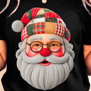 Può includere: T-shirt nero con grafica di Babbo Natale. Babbo Natale ha un naso rosso, occhiali rotondi e barba bianca. Il suo cappello è patchwork con motivi rossi, verdi e beige. Un pompon grigio adorna il cappello.