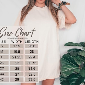 Puede incluir: Una camiseta color crema con una tabla de tallas superpuesta. La tabla muestra las medidas en pulgadas para las tallas S a 4XL, incluyendo las dimensiones de ancho y largo. La camiseta la lleva una persona.
