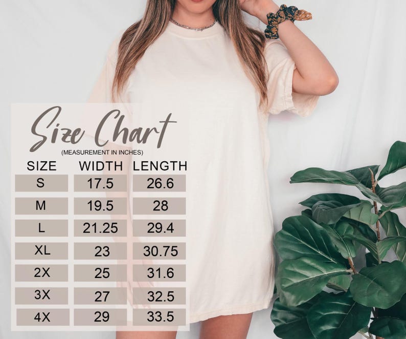 Puede incluir: Una camiseta color crema con una tabla de tallas superpuesta. La tabla muestra las medidas en pulgadas para las tallas S a 4XL, incluyendo las dimensiones de ancho y largo. La camiseta la lleva una persona.