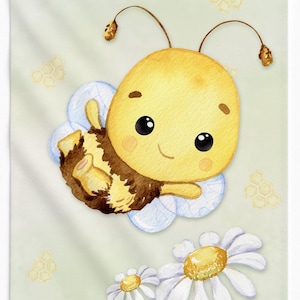 Peut inclure: Illustration à l'aquarelle d'une abeille de dessin animé avec un visage souriant, un corps brun et jaune et des ailes bleues. L'abeille est entourée de marguerites blanches et de formes en nid d'abeilles sur un fond vert clair. L'image a un aspect doux et fantaisiste.