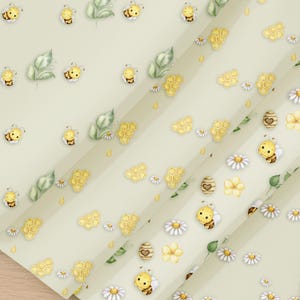 Puede incluir: Un fondo verde salvia claro con un patrón repetitivo de ilustraciones en acuarela que incluye abejas amarillas, panales dorados, margaritas blancas, pequeñas flores amarillas, hojas verdes y colmenas rayadas con corazones.