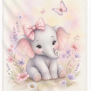 Op de afbeelding: Een aquarelillustratie van een kleine grijze olifant die tussen pastelkleurige bloemen zit. De olifant heeft een grote roze strik met witte stippen op het hoofd, roze getinte oren en is omringd door vlinders en madeliefjes.