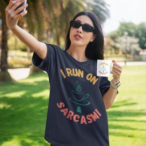 Maglietta "Corro a Caffè e Sarcasmo", regalo divertente per Project Manager, Consulenti, Amanti del Caffè e Appassionati di Sarcasmo, Maglietta con Umorismo sul Lavoro