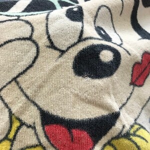 Pode incluir: Close-up do rosto de um c&atilde;o de desenho animado em uma toalha. O c&atilde;o tem um nariz preto, olhos pretos e uma l&iacute;ngua vermelha que est&aacute; para fora. A toalha &eacute; branca com um padr&atilde;o amarelo e preto.