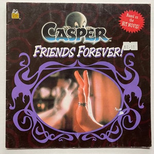 以下が含まれることがあります： 紫と黒の表紙の書籍で、タイトルは「キャスパー　永遠の友達！」。フレンドリーな顔をした漫画の幽霊が描かれている。この本はヒット映画に基づいている。