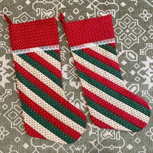 Paire de chaussettes de Noël vintage matelassées patchwork, rouge et verte, bordées de dentelle calicot, faites main, grande taille