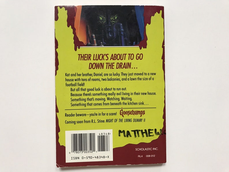 Op de afbeelding: Een gele en rode boekomslag met de titel "Their Luck's About to Go Down the Drain..." en de tekst "Goosebumps" in een wit kader. Het boek gaat over een broer en zus die verhuizen naar een nieuw huis met een heleboel kamers, twee balkons en een gazon ter grootte van een voetbalveld. De boekomslag toont een enge afbeelding van een monster met een pijp.
