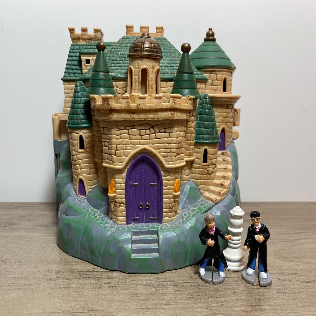 Harry Potter Hogwarts Castle Playset With Mini Figures 2001