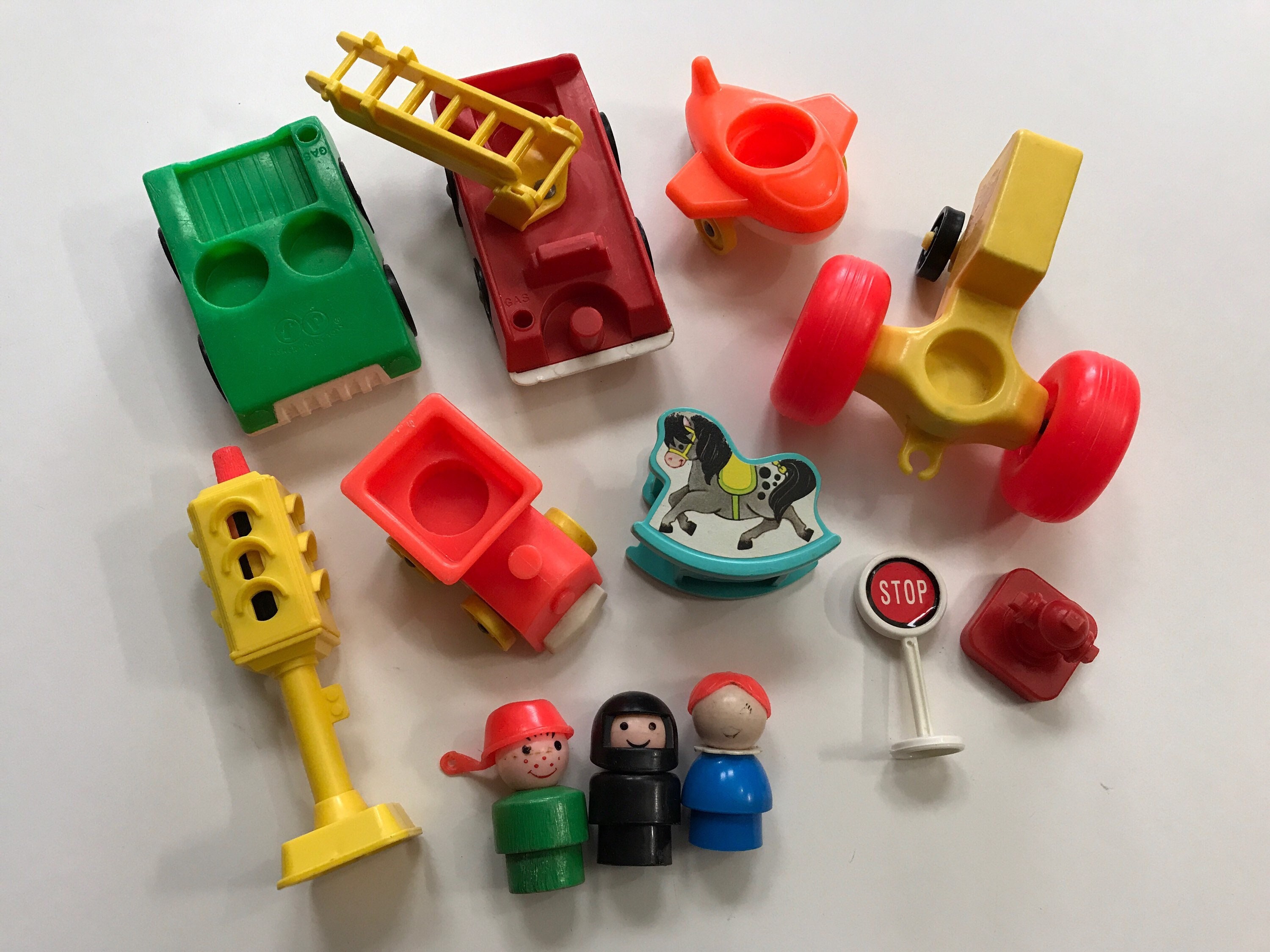 VINTAGE 1975 FISHER-PRICE PLAY FAMILY A-FRAME #990 HOUSE