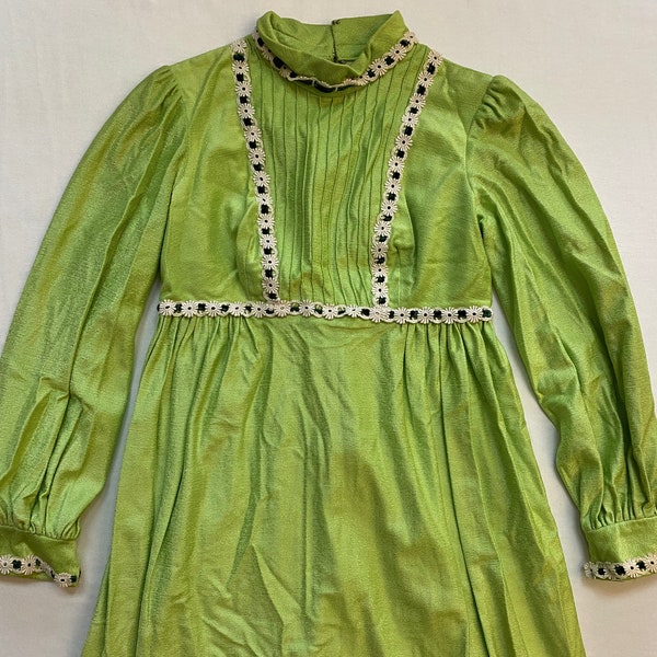 Groovy vintage Robe Fait à la main Vert Foire Maiden Vert médiéval avec garniture florale Dames Petites années 1960 Années 1970