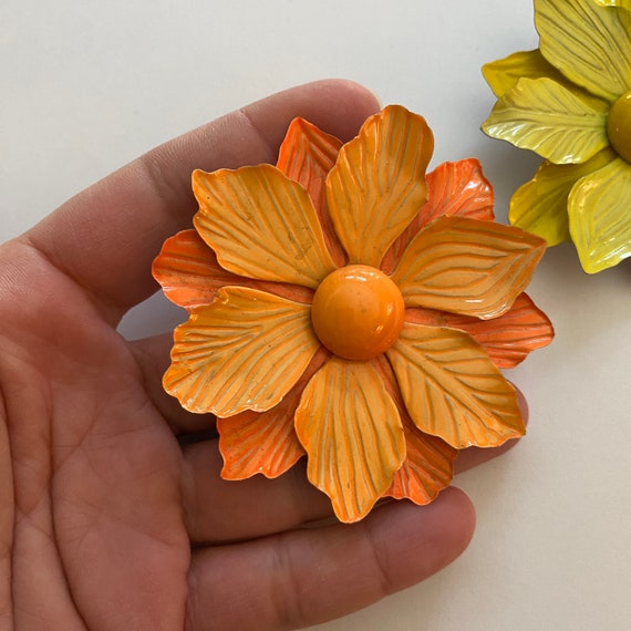 Broche Vintage Fleur émail Jaune Rose Orange – Base Argenté – Occasion Bon état – Bijou Ancien