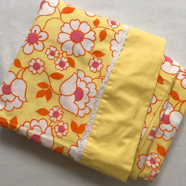 Beautiful Wabasso QUEEN Flat Sheet in Yellow and Orange Floral Vintage 1970s Retro Bedding Flower Power Eatons Canada RARE CRISP