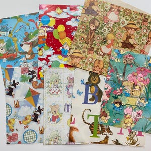 Puede incluir: Surtido de papel de regalo colorido con varios diseños, incluyendo animales, flores y letras. Los papeles están impresos sobre un fondo blanco y tienen una estética vintage.