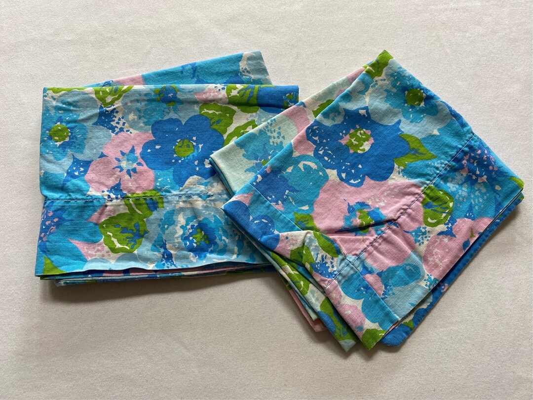Vintage Pair of Wabasso Flower Power Pillowcases Standard Size Bedding