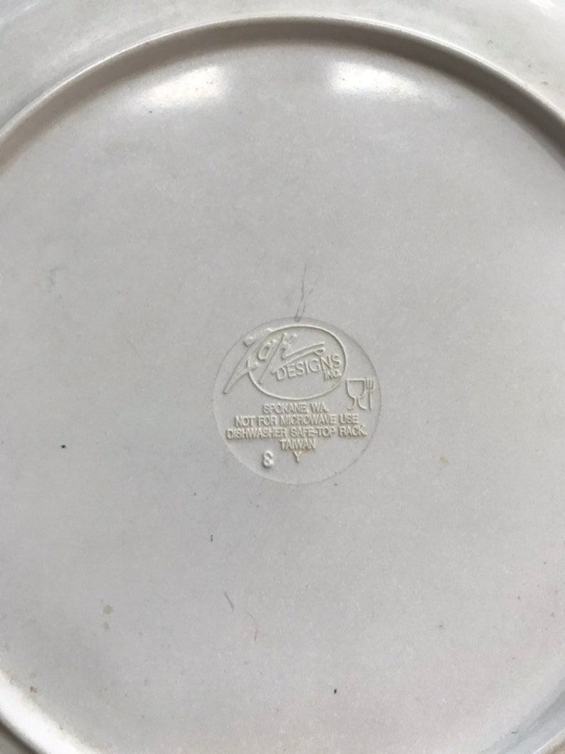 1997 Tasmanian Devil Looney Tunes TAZ Melamine Childrens Plate Plastic 90s Kids Home Decor Kitchen Serving