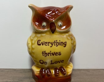 1970 年代のフクロウの置物 塩コショウ入れ - すべては愛で育まれる 