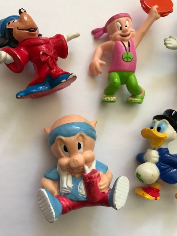 ディズニーとワーナーブラザーズのミニ PVC フィギュア ロット  