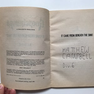 Op de afbeelding: Een paperback boek getiteld "It Came From Beneath The Sink!" van Matthew Campbell. Het boek is een Parachute Press boek en heeft een copyrightdatum van 1986.
