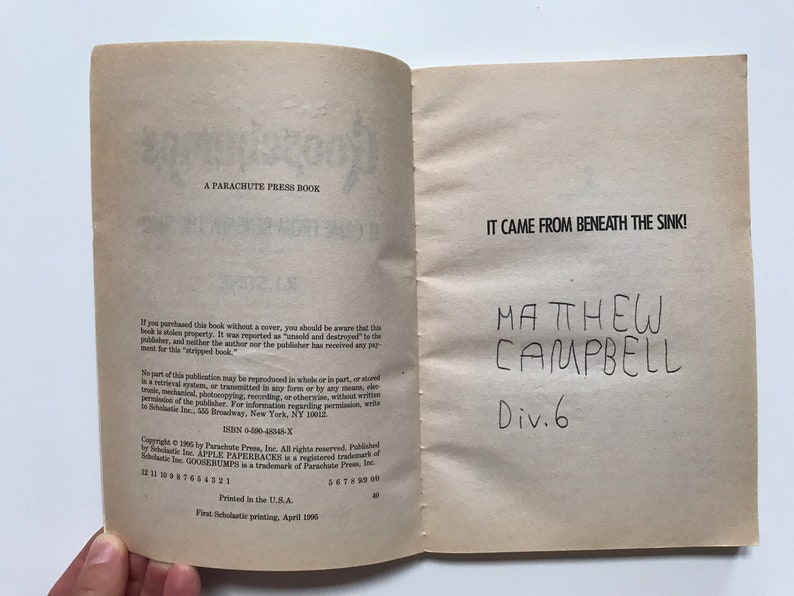 Op de afbeelding: Een paperback boek getiteld "It Came From Beneath The Sink!" van Matthew Campbell. Het boek is een Parachute Press boek en heeft een copyrightdatum van 1986.