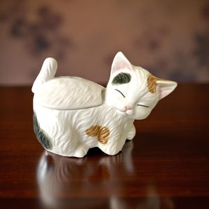 Vintage 1990 LIL LTD Calico Cat Ceramic Trinket Box Made in Mexico White Sleeping Cat Figurine Collectible Home Decor