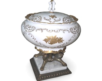 Plato de dulces de porcelana vintage con base de mármol y patas de león de latón con tapa