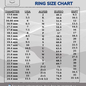 Pu&ograve; includere: Tabella delle taglie degli anelli internazionali con diametri in mm, taglie USA, AU/GB, EU/ISO ed ES/IT. La tabella include un logo e il testo: "Per maggiori informazioni, non esitare a contattarci direttamente su Etsy - saremo felici di aiutarti!"