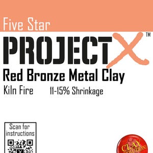 Könnte beinhalten: Ein weißes Etikett mit dem Text "Five Star PROJECT X Red Bronze Metal Clay". Das Etikett enthält auch "Kiln Fire 11-15% Shrinkage", einen QR-Code und die Website www.ClayRevolution.com. Hergestellt in den USA.