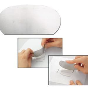 Może przedstawiać: Srebrne metalowe narzędzie do formowania ceramiki. Narzędzie jest zakrzywione i ma gładką powierzchnię. Narzędzie jest pokazane w użyciu do formowania kawałka gliny.