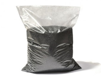 Pode incluir: Um saco de plástico transparente cheio de briquetes de carvão vegetal pretos.