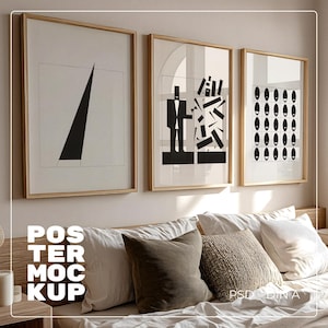 Può includere: Tre illustrazioni in bianco e nero incorniciate su una parete sopra un divano con cuscini marroni e beige. Le illustrazioni sono forme geometriche astratte, un uomo in abito e uno schema di cerchi.