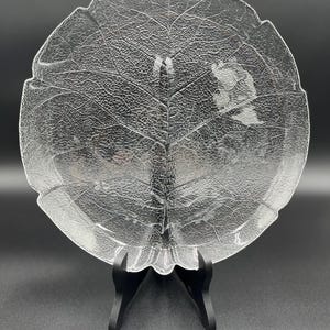 Arc Arcoroc Aspen Dinner Plate: Pressed Glass Leaf Design