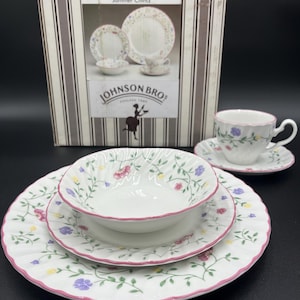 Johnson Brothers Summer Chintz 5 Piece Place Setting Set