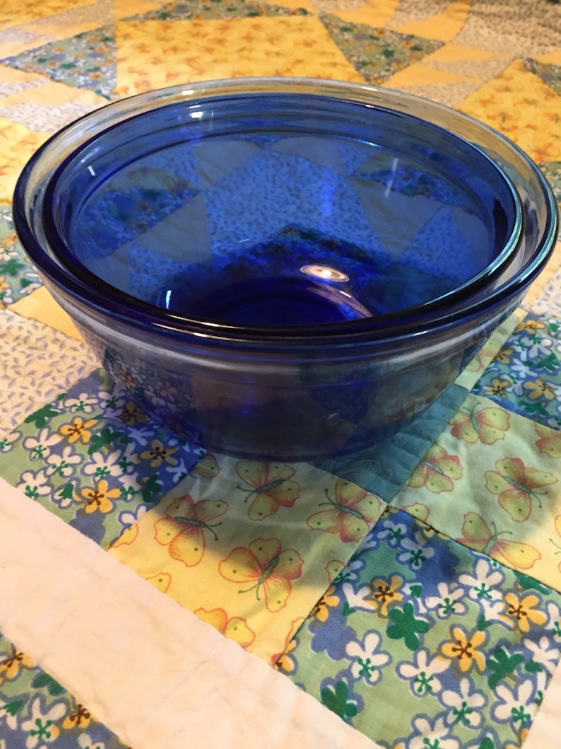 Vintage Anchor Hocking Mixing or Serving Bowls 2 Piece Nested Set Made