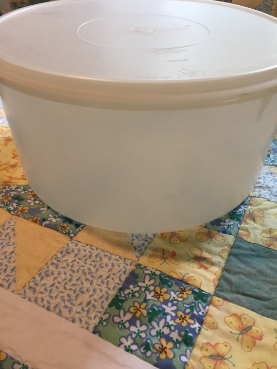 Vintage Large Round Tupperware Storage Container With Lid Bowl Image 0