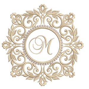 Peut inclure: Un motif de monogramme doré avec la lettre "M" à l'intérieur d'un cadre circulaire. Le cadre est entouré d'un motif floral orné et symétrique, créant un emblème décoratif.