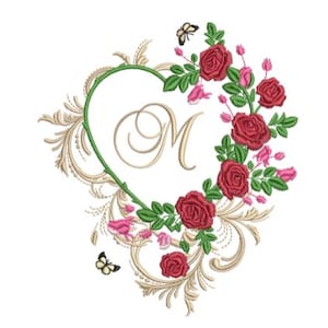 Peut inclure: Motif brodé avec un cadre en forme de cœur et la lettre "M" au centre. Le cadre est orné de roses rouges, de feuilles vertes et de volutes dorées. Deux papillons sont également inclus dans le motif.