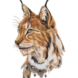 Puede incluir: Imagen bordada de una cabeza de lince de perfil, con puntadas detalladas. El lince presenta una mezcla de hilos marrones, blancos y negros, con ojos amarillos y orejas con mechones. El diseño está sobre un fondo blanco.