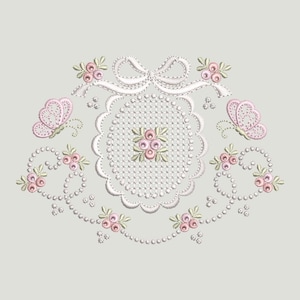 Peut inclure: Motif brodé avec un élément central circulaire à bord festonné, orné de petites roses roses et d'un nœud. Deux papillons et des motifs floraux complètent le design, le tout en blanc et rose sur fond gris clair.