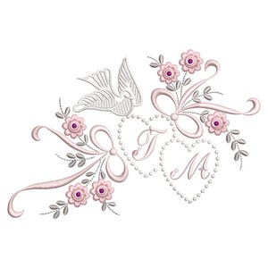 Peut inclure: Motif brodé avec une colombe, des nœuds, des fleurs et deux cœurs avec les lettres "T" et "M". Le design est dans les tons de rose, blanc et gris, parfait pour les projets de mariage ou d'anniversaire.