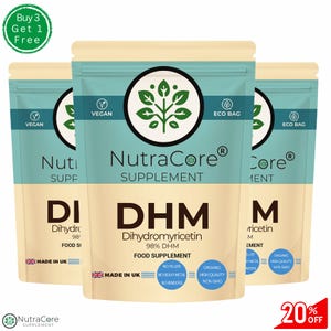 Può includere: Tre buste bianche con accenti verdi, ciascuna contenente un integratore alimentare etichettato "DHM Dihydromyricetin 98% DHM Integratore alimentare". Le buste sono etichettate "Vegan" e "Eco Bag". Il testo "Compra 3, ricevi 1 gratis" è in un cerchio verde nella parte superiore dell'immagine. Uno striscione rosso e bianco nella parte inferiore dell'immagine dice "20% di sconto".